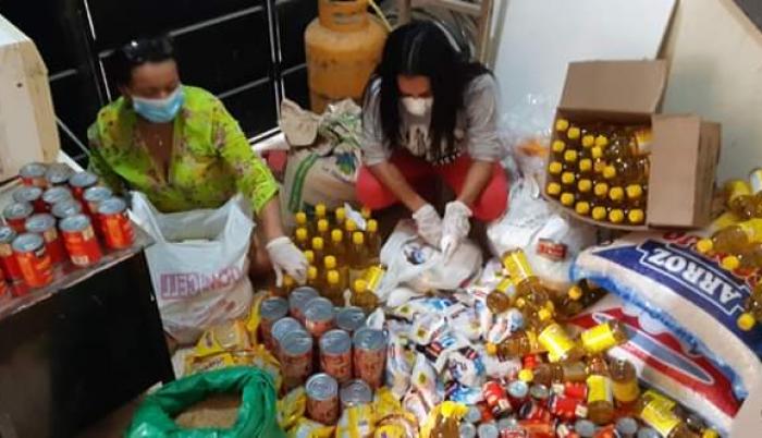 Mujeres Entregan Alimentos A M S De Familias De Escasos Recursos