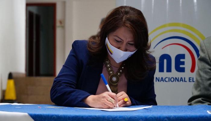 Ximena Pe A La Nica Mujer En Busca De La Presidencia Firm Su