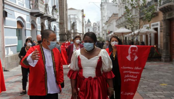 Las banderas rojas de Espejo vuelven a flamear en la calle García Moreno