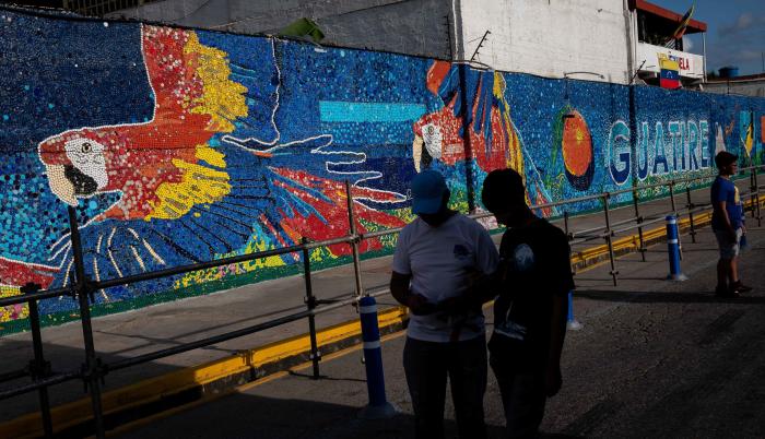 Venezuela Exhibe Mural De Tapas Pl Sticas M S Grande Del Mundo