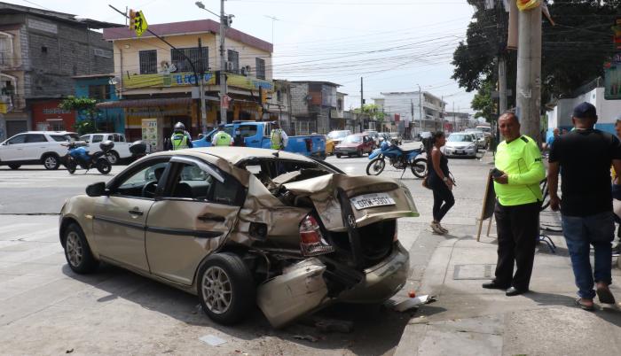 Guayaquil Un Accidente M Ltiple Deja Al Menos Cuatro Heridos