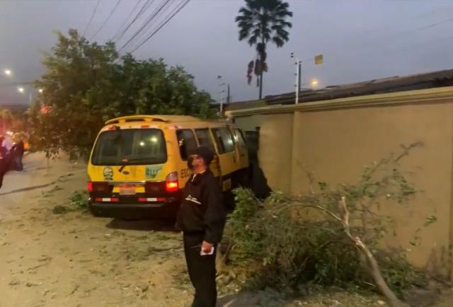 Un Bus De Transporte Escolar Impacta Contra El Muro De Una Ciudadela En