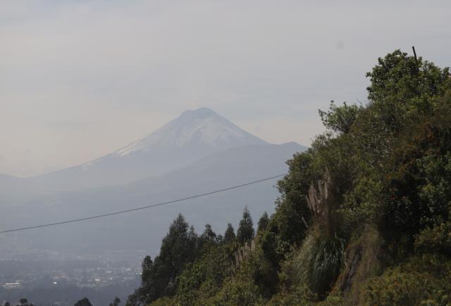 Leve caída de ceniza en el sur de Quito proveniente del volcán Cotopaxi