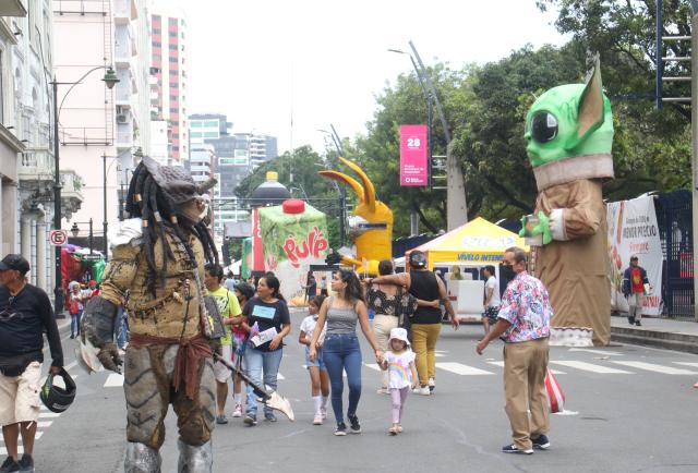 La ciudadanía disfruta de los monigotes gigantes que se exhiben en el