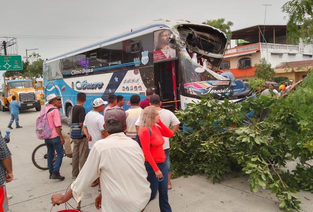 El Volcamiento De Un Bus Deja Una Persona Fallecida Y Quince Heridos