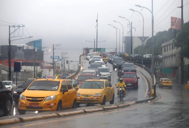 Guayaquil Las fuertes lluvias dejaron vías inundadas y congestionadas