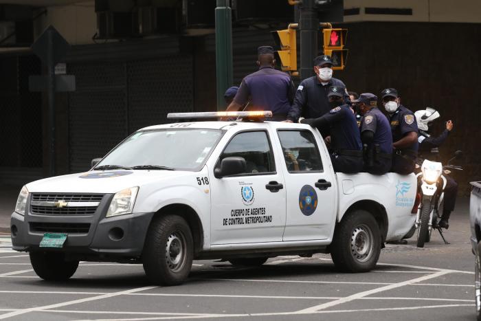En camionetas del Cabildo y camiones se movilizaron los agentes de la Policía metropolitana.