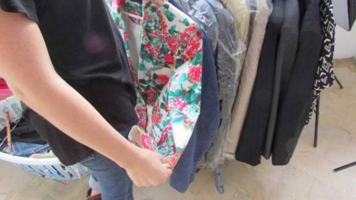 Las prendas de segunda mano son tratadas antes de salir a la venta.