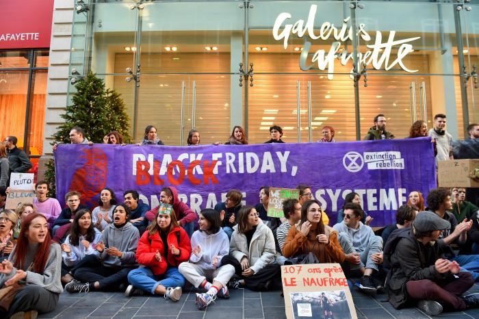 Activistas protestan contra el black friday