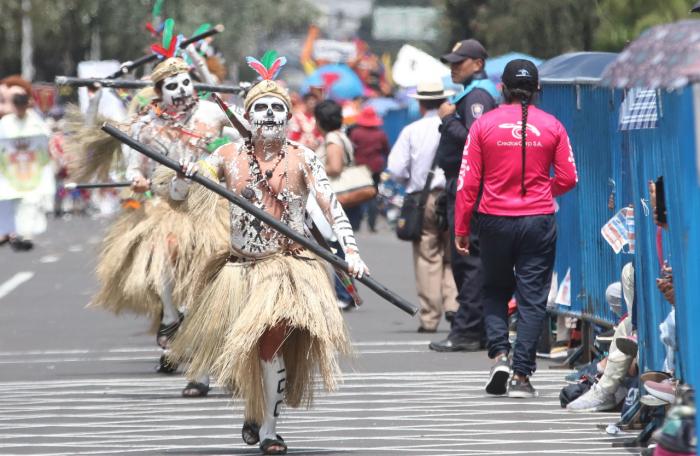 Desfile confraternidad colores música baile quito