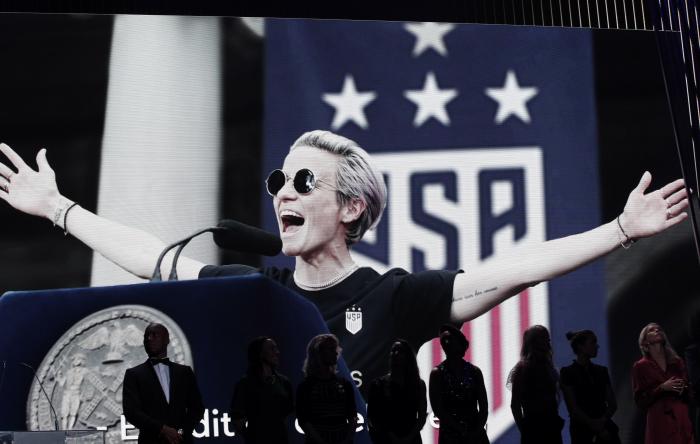 Megan Rapinoe recibió su premio mediante un video.