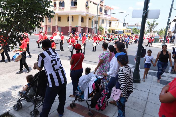 desfile barrio Garay