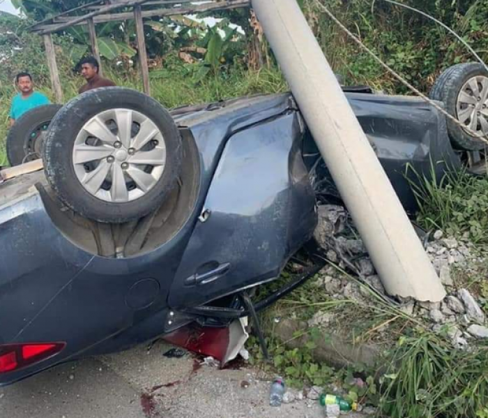 La foto muestra el carro donde se accidentó Édison Realpe
