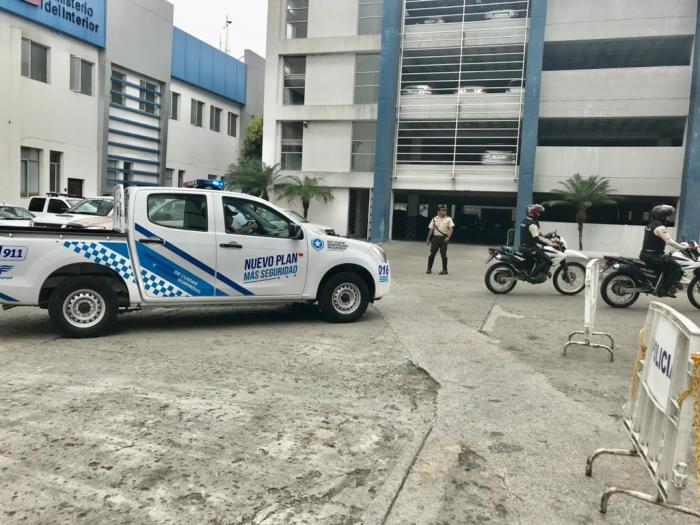 policía camioneta plan