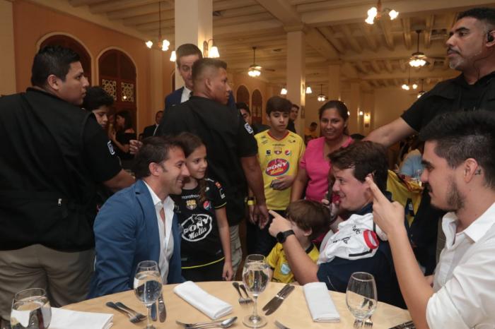 Jóvenes y adultos esperan un turno para tomarse una foto con Alessandro Del Piero.