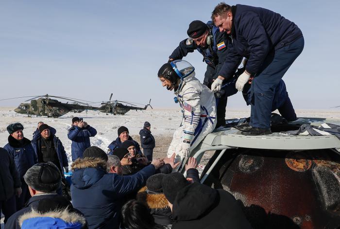 Ground personnel help (31136928)