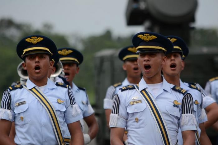 Los oficiales entonan una canción en honor a la batalla del Cenepa.