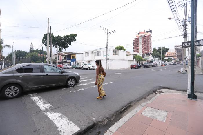 Los peatones son los más perjudicados. Deben esperar varios minutos para cruzar la calle.