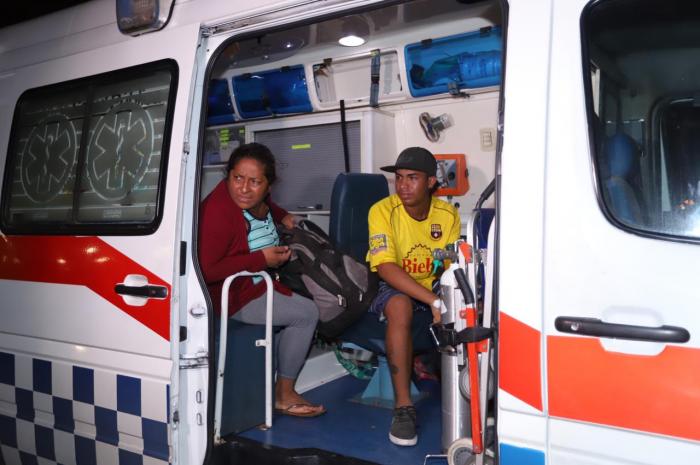 Los jóvenes fueron trasladados en una ambulancia.