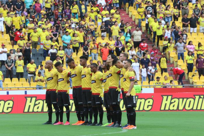 Los jugadores de Barcelona se abrazaron durante el minuto de silencio.