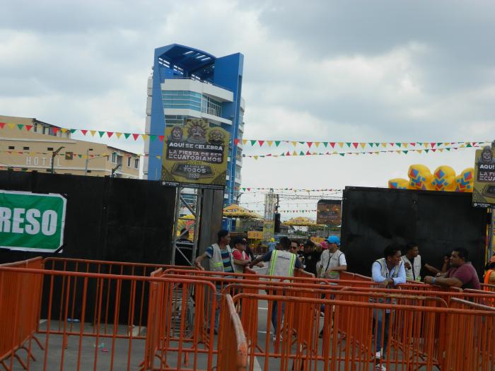 UN CERRAMIENTO PARA UN EVENTO ARTISTICO SE TOMO 5 CUADRAS DEL MALECON
