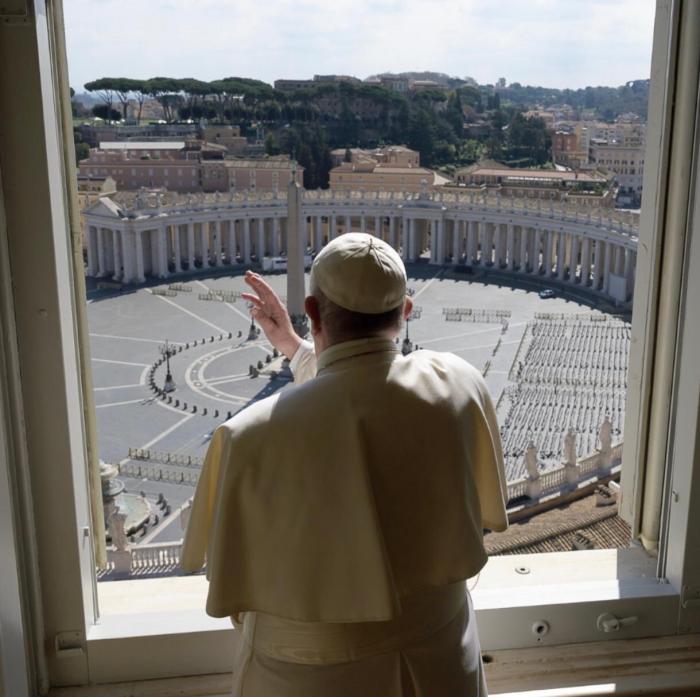 Papa Francisco da misa sin feligreses