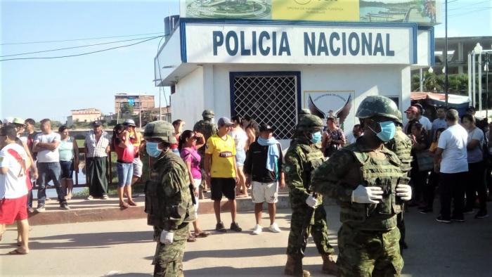 Con vallas metálicas, la Policía y el Ejército cerró el Puentes Internacional entre Perú y Ecuador.