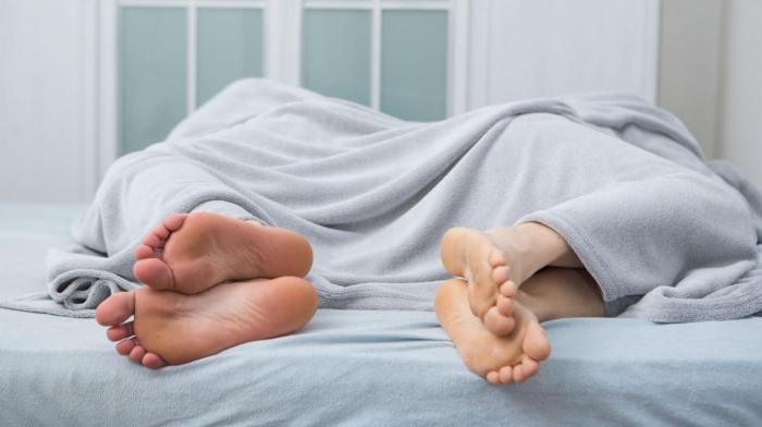 Pareja en cama