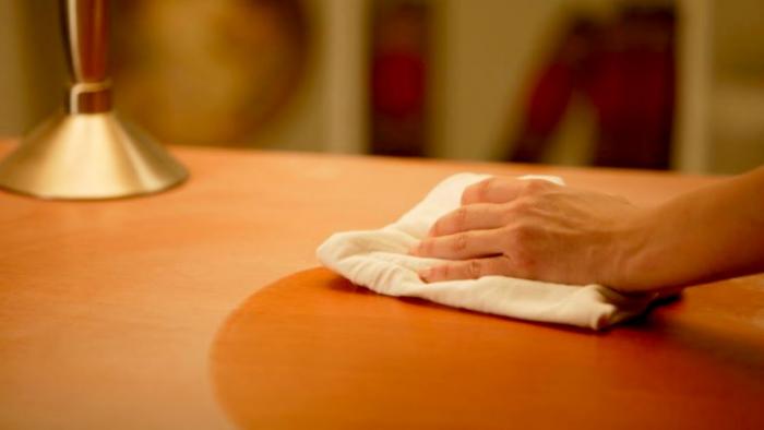 limpiando muebles