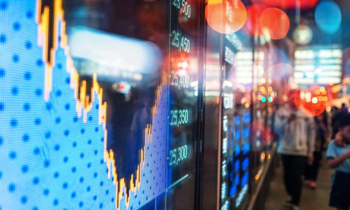 Los riesgos de la economía financiera y real están interrelacionados de dos maneras.