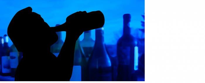 Hombre bebe alcohol