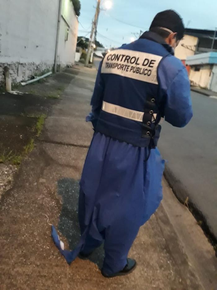 Le destruyeron el traje de bioseguridad.