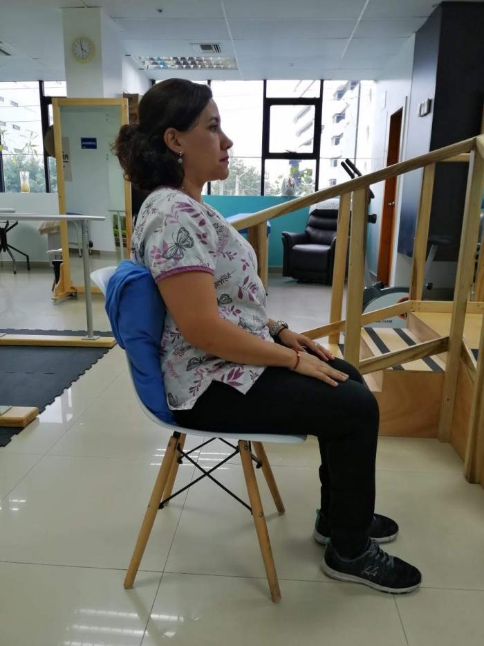 Mujer sentada en silla