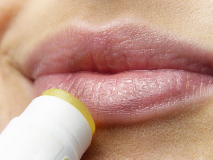 Mujer aplicando producto en los labios