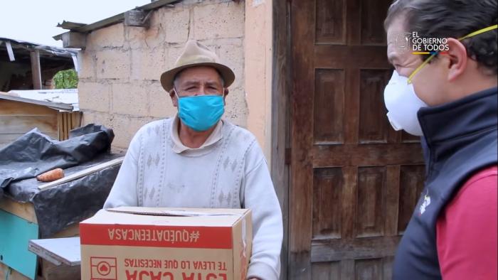Sebastián Roldán entre cajas con alimentos