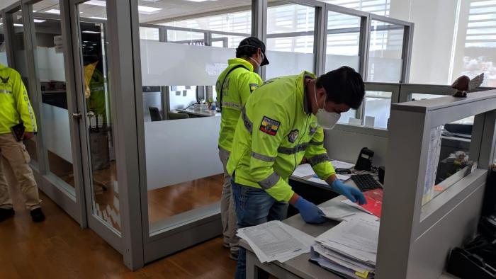 Fiscalía allana oficinas del Ministerio de Finanzas.