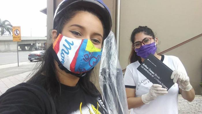 Gabriela Solís cambió un libro por un pedestal para su reflector.