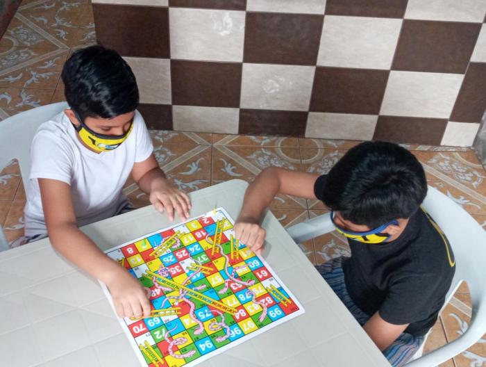 niños juegan con mascarilla puesta