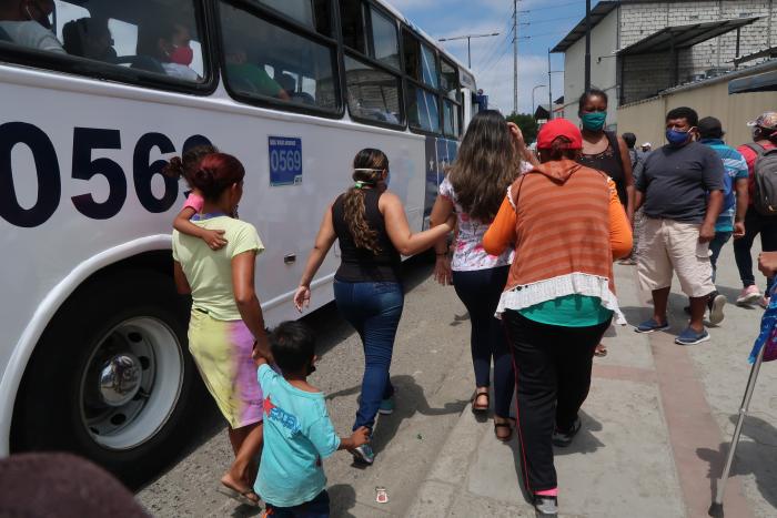 FALTA DE DISTANCIAMIENTO ENTRADA DE LA 8