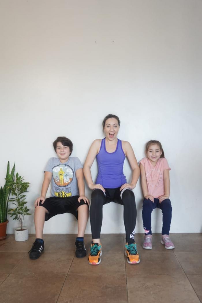 Niños y mamá haciendo actividad física.