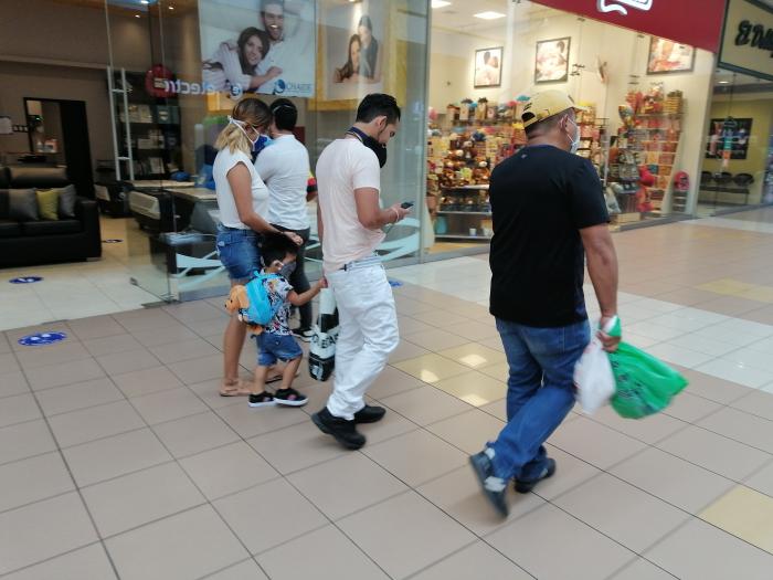 sin mascarillas en un centro comercial