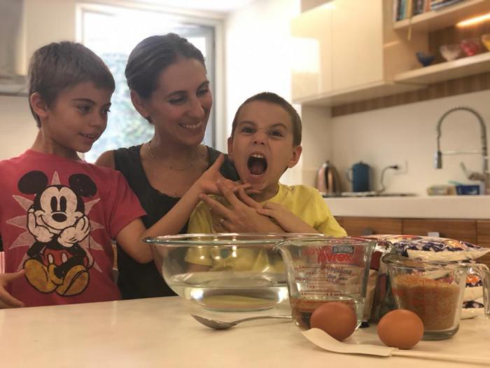 Jessica Abouganem junto a sus hijos