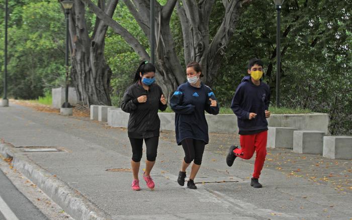 trotan con mascarillas