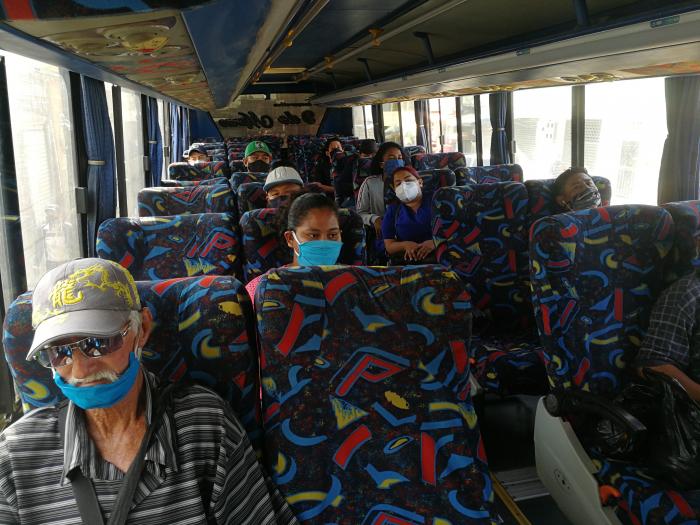 PLAYAS, LOS BUSES SOLO LLEVAN LA MITAD DE SU CAPACIDAD