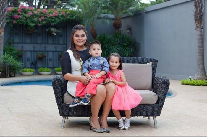 Merlyn Ochoa con sus hijos.