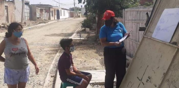 La profesora da clases en los exteriores de la casa para evitar el contagio de coronavirus.