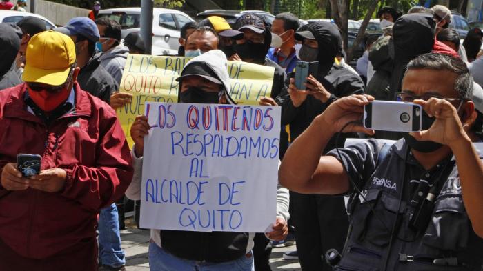 Partidarios del alcalde de Quito, Jorge Yunda, lo acompañan a la Fiscalía