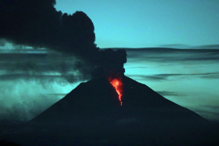 Volcán-Sangay-Erupción-Ceniza