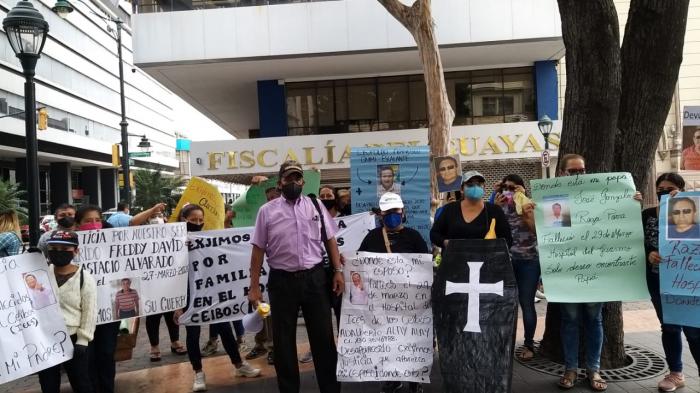 plantón por los cuerpos desaparecidos