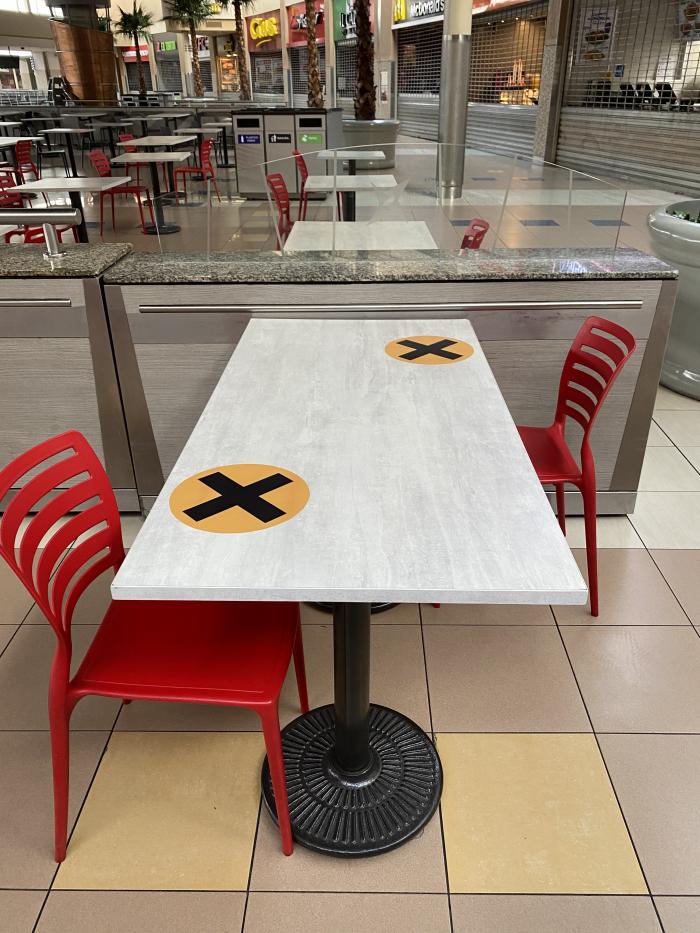 En el Mall del Sur, las señaléticas son obligatorias para el distanciamiento social.